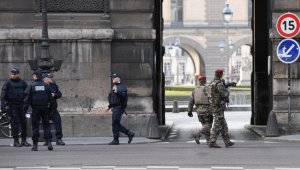 El Louvre es uno de los museos más frecuentados del mundo aunque el número de visitantes cayó un 20% en los dos últimos años. AFP