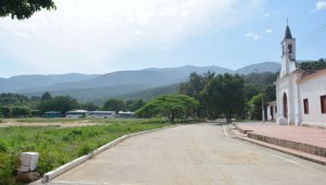 Así luce la calle principal del corregimiento. Es la única vía secundaria en concreto y está ubicada frente a la iglesia y el polideportivo principal. Edinsson Figueroa