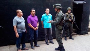 Las tres víctimas fueron dejadas en el parque principal de Las Mercedes por Los Pelusos, informaron la Policía y el Ejército. Cortesía