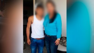 El menor liberado junto a su madre. Colprensa