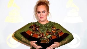 Adele ganó las tres principales categorías por segunda vez: álbum, canción y grabación. AFP