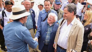 Acompañado por el Alto Comisionado para la Paz de Colombia, Sergio Jaramillo (derecha), el presidente de Irlanda, Michael Higgins (centro), estrechó la mano del jefe de las Farc, Pastor Alape (izquierda), durante una visita a una zona de desarme de la guerrilla en Anori, Antioquia. AFP