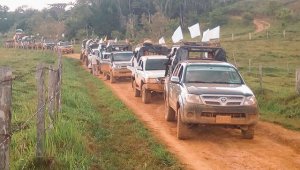 La carava de integrantes de la guerrilla, quienes salieron de La Gabarra, fue paralizada el viernes a la altura de la vereda Matecocos, por la denuncia de la parición de hombres armados. Tomada de Twitter