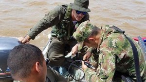 La embarcación que trasladaba a los integrantes de las Farc a una de las zonas veredales se averió. El comandante guerrillero y dos oficiales de las Fuerzas Militares se sentaron juntos para tratar de arreglarla, bajo la mirada del equipo de Naciones Unidas que monitoreaba todo el operativo. @ManuelB_FARC.