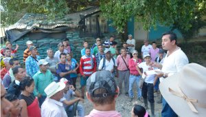 En La Gabarra se efectuó una reunión con los campesinos para tratar la denuncia sobre la presunta presencia de un grupo paramilitar en algunos sectores del Catatumbo. Edinsson Figueroa