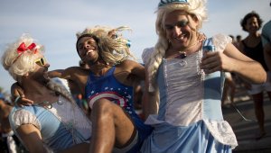Hombres disfrazados de la princesa Elsa de la película “Frozen” cargan a un hombre mientras bailan en el desfile “bloco” de carnaval en Ipanema, Río de Janeiro, Brasil. Cientos de personas salen a las calles para divertirse en fiestas de “bloco” antes del espectacular Carnaval de Río, para muchos el momento más señalado del año. AP