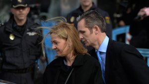 En esta imagen de archivo del 9 de febrero de 2016, la infanta española Cristina y su esposo, Iñaki Urdangarin, salen de un tribunal tras asistir al juicio por corrupción, en Palma de Mallorca, España. AP