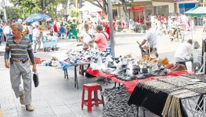 Las ventas callejeras un enorme problema de ocupación del espacio público y movilidad. Mario Franco