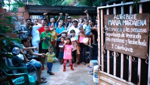 El patio de la casa está adaptado para recibir a los más necesitados. El fin de semana, el albergue María Magdalena abrió sus puertas de par en par para atender a niños y adultos y brindarles además de un plato de comida, una tarde de acompañamiento. Suministrada