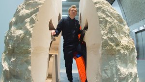 Su único vínculo con el exterior será un estrecho conducto de aireación y un teléfono solo para casos de emergencia. Se le controlará el ritmo cardíaco y hará ejercicios para evitar calambres y la anquilosis. AFP