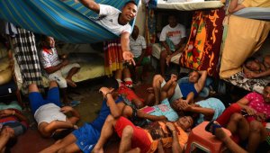 Se conoció una decisión de la Corte Constitucional de días pasados, en la que se conmina a las directivas de la cárcel de La Dorada (Caldas) que eviten a toda costa que los reclusos se quedan con el mínimo de agua potable, que en ese clima debe ser de 25 litros por persona, con la obligación de darles a los presos herramientas para almacenar el líquido. Colprensa