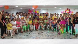Martha Joves, Rosalba Uribe, Lucy Carrascal, Yolanda Cuéllar, Yolima Carvajal, Chepina Reyes, Melba de Contreras, Rosita Casadiego, Mariela Contreras, Stella Contreras, Claudia Lagos, Sandra Forero, Carmen de Durán y Maryi Sarmiento. De pie: Socias e invitadas. Cortesía