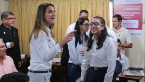 La ministra de Educación estuvo casa a casa, en compañía de la secretaria de educación municipal, Doris Angarita, y el alcalde, César Rojas, recorriendo el sector de El Rodeo en busca de niños que aún no están en el sistema educativo. Obando