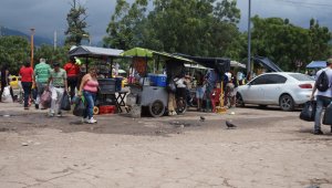 Puestos de comidas rápidas  se apoderan de los andenes de la Autopista Internacional Simón Bolívar. Angélica Rojas