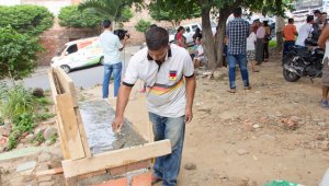 Para construir las bancas del parque de Los Abuelos los vecinos recolectaron las pilas en colegios y zonas comunes del barrio Camilo Daza también tiene de  estas bancas. Alfredo Estévez