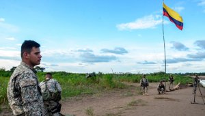 Soldados colombianos en el lugar, donde sus colegas venezolanos habrían instalado un campamento en Arauquita. AFP
