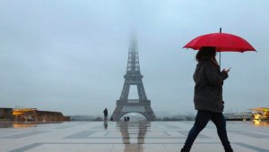 La Torre Eiffel recibió casi 7 millones de visitantes en 2015 una cifra que bajó a seis millones en 2016 debido a los ataques terroristas. AFP