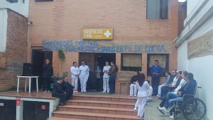 Los empleados de la clínica Pamplona solo están atendiendo urgencias vitales. Roberto Ospino