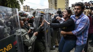 La Fuerza Armada, que ha jurado "lealtad incondicional" a Maduro, controla la producción y distribución de alimentos básicos -en grave escasez-. AFP