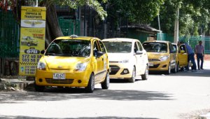 La Secretaría de Tránsito anunció que la Policía verificará que los taxistas no excedan los límites fijados en permisos de los paraderos. Mario Franco
