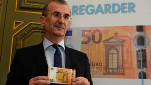 Francois Villeroy de Galhau, presenta el nuevo billete de 50 euros AFP