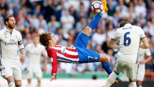 Los entrenados por su compatriota, Jorge Sampaoli, cuentan 58 puntos y reciben a continuación al Deportivo La Coruña. AP