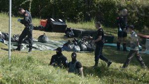 Para Madrid, la entrega por ETA de una lista de sus escondites de armas a las autoridades francesas, celebrada como un evento histórico por la comisión de verificación que ejerció de intermediaria, es "una operación mediática para disimular su derrota". AFP