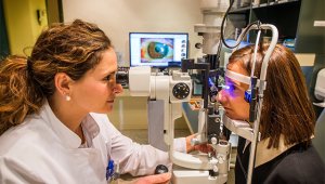 Algunos de los síntomas más frecuentes de ojo seco son: enrojecimiento, irritación, rasquiña, sensación de arena en los ojos, y visión borrosa que puede llegar a ocasionar dolores de cabeza. Tomada de Internet