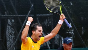 Giraldo consiguió el triunfo con parciales 6-7(10), 6-3, 6-3 y 6-7(7) y 6-3 en 4 horas y 9 minutos de juego.  Fedecoltenis