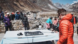 El artista se desplazó al lugar durante 10 días. AFP