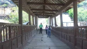 La recomendación del Gobierno Nacional es cerrar el puente para peatones, por el riesgo que representa cruzarlo. Roberto Ospino