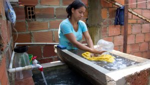 El agua llega por conexiones ilegales hechas por la comunidad, están colgados de un tubo de la red de acueducto. El sector aún no ha sido legalizado. Luis Alfredo Estévez