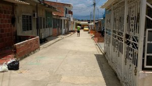 Un hombre esperó a que la víctima saliera en su moto para atacarla. La Opinión