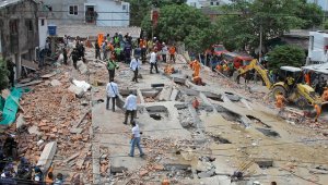 El edificio de seis pisos, ubicado en el barrio Blas de Lezo, al sur de Cartagena, se desplomó hacia las 11 de la mañana. La obra de construcción está en cercanías al Club de Amigos. Colprensa