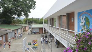 El colegio de 540 estudiantes trabaja un modelo educativo que gira en torno a las necesidades del contexto social. Para no olvidarlo, las paredes se han convertido en murales que lo recuerdan Edinsson Figueroa