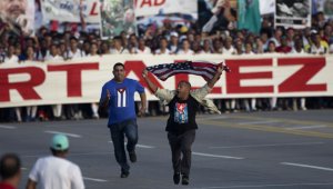 Durante el desfile en la habana, un hombre ondeó una bandera de Estados Unidos. AP