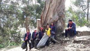 Un grupo de scouts se dio a la tarea de recoger las basuras que quedaron tiradas a lo largo del cerro de las Tres Cruces.  Cortesía