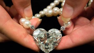 Aspecto del diamante tallado en forma de corazón, que será vendido. AFP