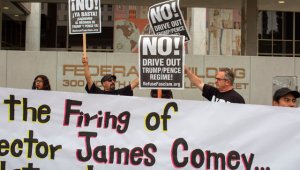 Manifestantes, en Los Ángeles, California, rechazaron el despido del director del FBI, James Comey, por el presidente de Estados Unidos, Donald Trump.
AFP