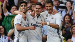 El padrastro de James Rodríguez aseguró que el jugador colombiano tendrá que tomar una decisión difícil para su futuro. AFP