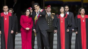 Maduro y su esposa acompañados de algunos miembros del TSJ. AP