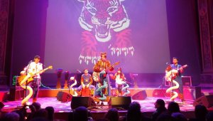 La banda musical Aterciopelados rinde un homenaje a Juan Gabriel. Colprensa