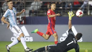 Argentina necesita obligatoriamente un triunfo por goleada ante Guinea, que empató (1-1) ante Inglaterra, y aún así deberá esperar otros resultados para ver si es una de las cuatro mejores terceras. AP
