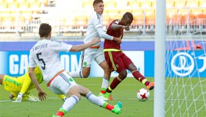 El jugador venezolano Sergio Córdova (derecha) anotó el único gol del partido contra México en el Mundial Sub20, este viernes. AP