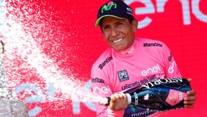 El pedalista colombiano Nairo Quintana, líder del Giro de Italia Centenario, espera conservar hoy en la última etapa, la ‘Maglia rosa’, en la difícil crono. AFP