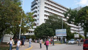 En una moto llegaron a la morgue del Hospital  Central de San Cristóbal, con el propósito de que le recibieran el pequeño cadáver.
 Cortesía