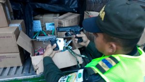 Supuestamente las armas habían sido compradas a través de redes sociales y serían reclamadas directamente en una oficina en Engativá. Policía Nacional