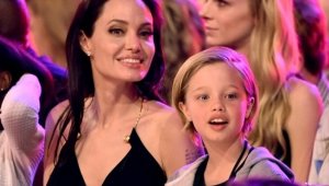 Angelina Jolie al lado de su hija Shiloh Jolie Pitt. Tomada de Internet