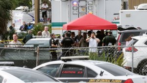 El gobernador Rick Scott dijo que las fuerzas de seguridad le estaban manteniendo al tanto de la situación, y que él y su esposa Ann, "rezamos por las familias que perdieron a seres queridos hoy". AFP
