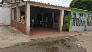 Mientras la víctima y un grupo de al menos quince personas veían un juego de cartas en la tienda, los homicidas arribaron al lugar y cometieron el crimen. La Opinión